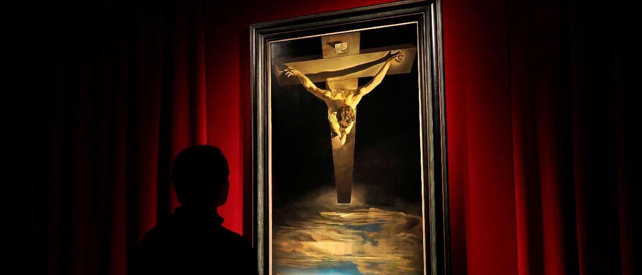 Una persona contempla &quot;El Crist de Portlligat&quot; exposat al Teatre-Museu Dalí de Figueres.