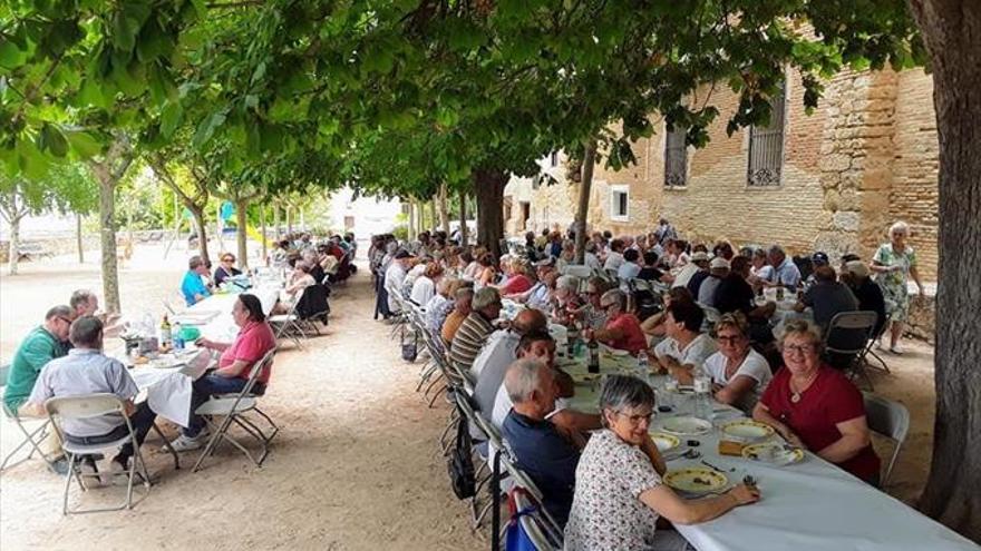 El hogar del jubilado celebra su tradicional comida en el santuario