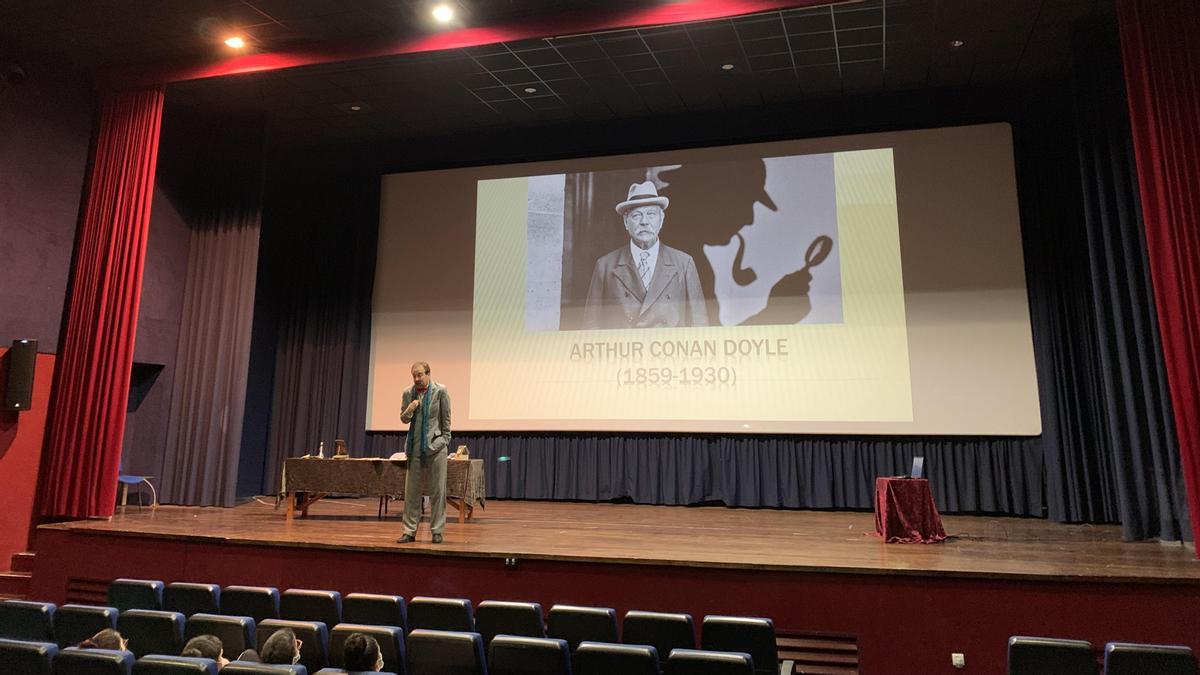 La compañía de teatro La Clac llevó a cabo la representación sobre la vida de Arthur Conan Doyle en el teatro El Molino de Sariñena.