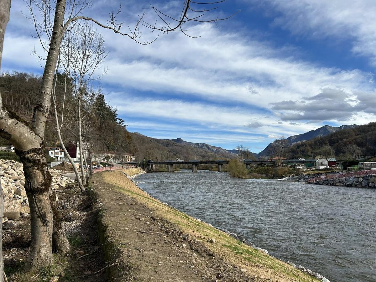 El entorno de La Chalana, en Laviana, en obras.