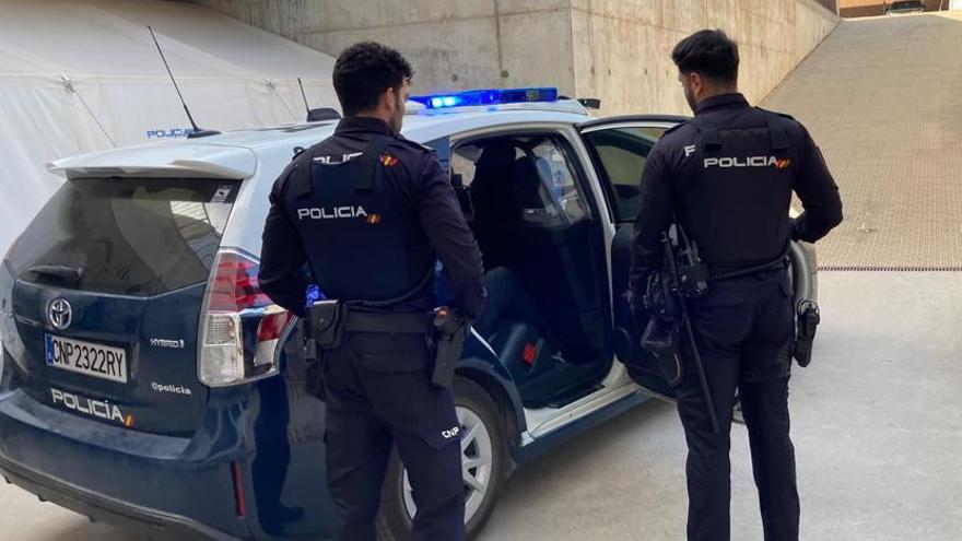 Dos agentes de la Policía Nacional.