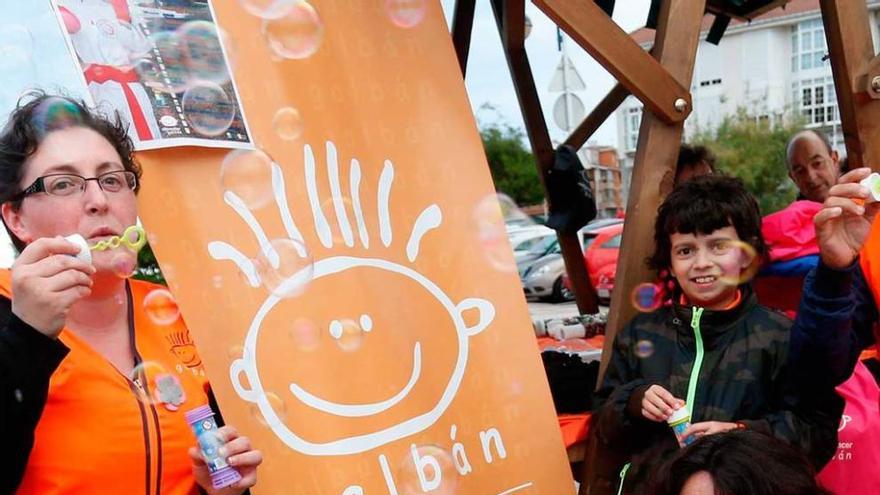 Miembros de la asociación &quot;Galbán&quot;, ayer, en La Arena.