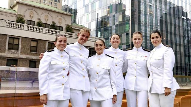 La Princesa Leonor, segunda por la derecha, con otras compañeras guardiamarinas, en Nueva York.