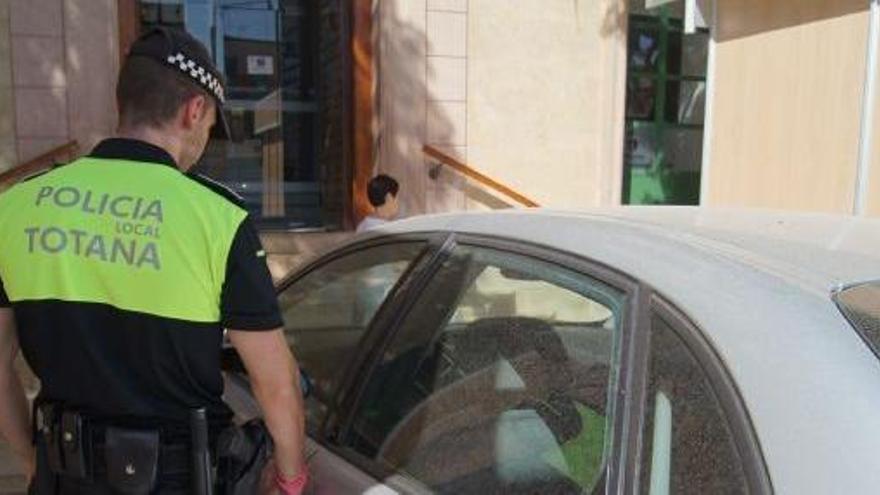 Un policía local de Totana, de espaldas.