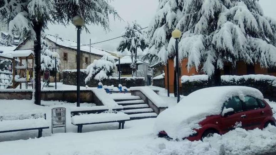 Nieve, ayer, en la localidad de Cerredo, en Degaña.