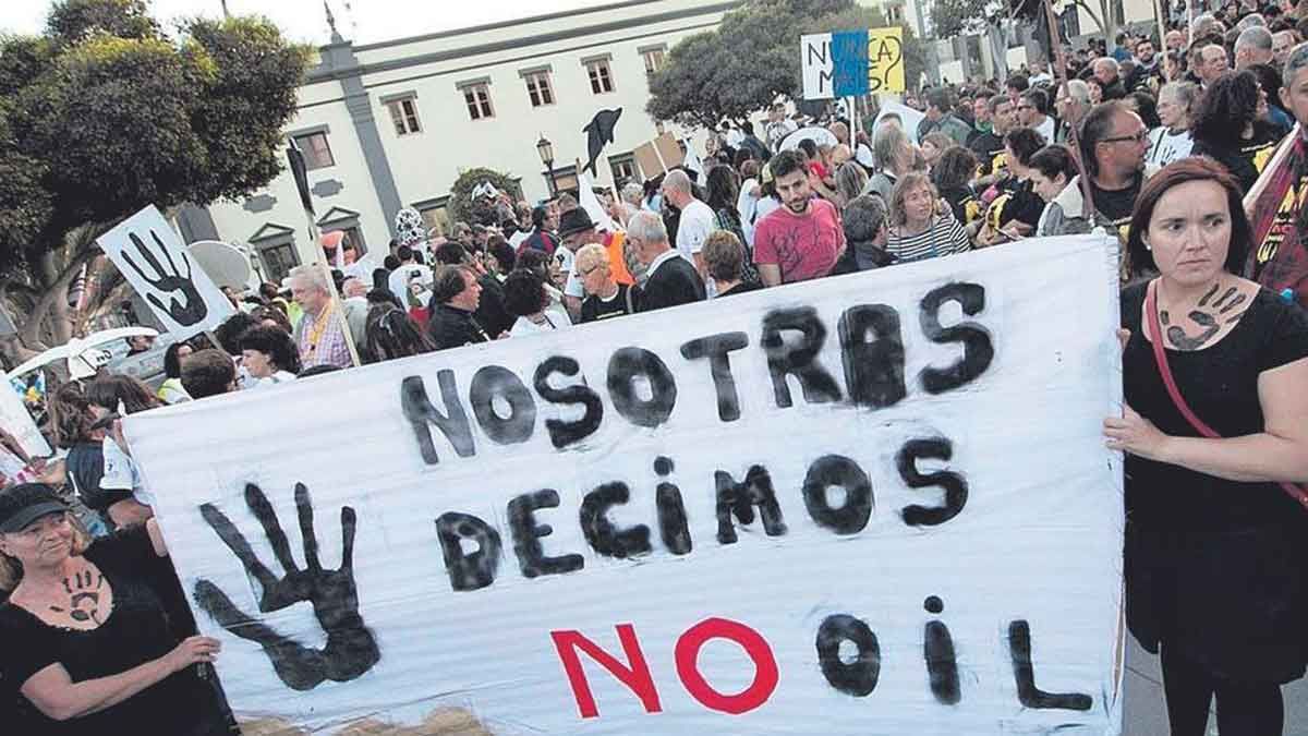 Manifestación contra el petróleo en Puerto del Rosario en 2012.