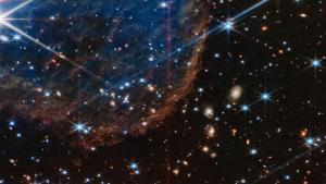Imagen captada por el telescopio espacial James Webb en la que se observa un signo de interrogación en la constelación Vela. 