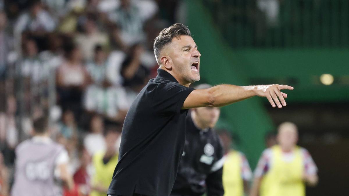 Iván Ania da instrucciones en el choque contra el Girona.