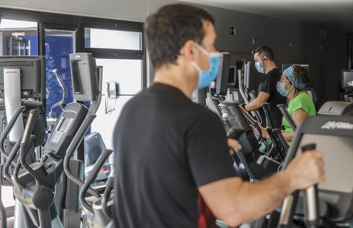 Un hombre realiza deporte en las instalaciones de un gimnasio.
