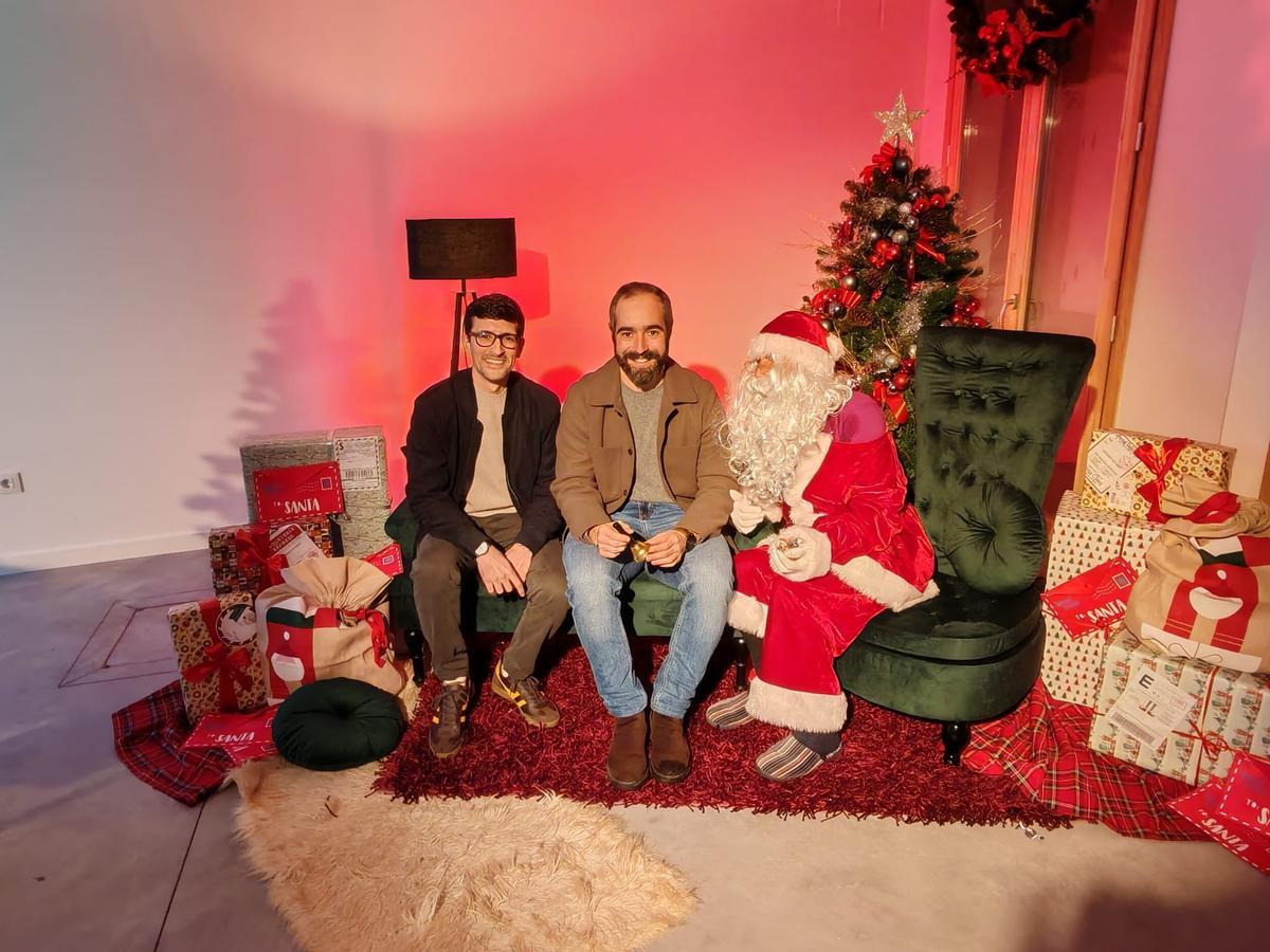 Anxo Arca, esquerda, e Julián Bustelo, con Papá Noel.