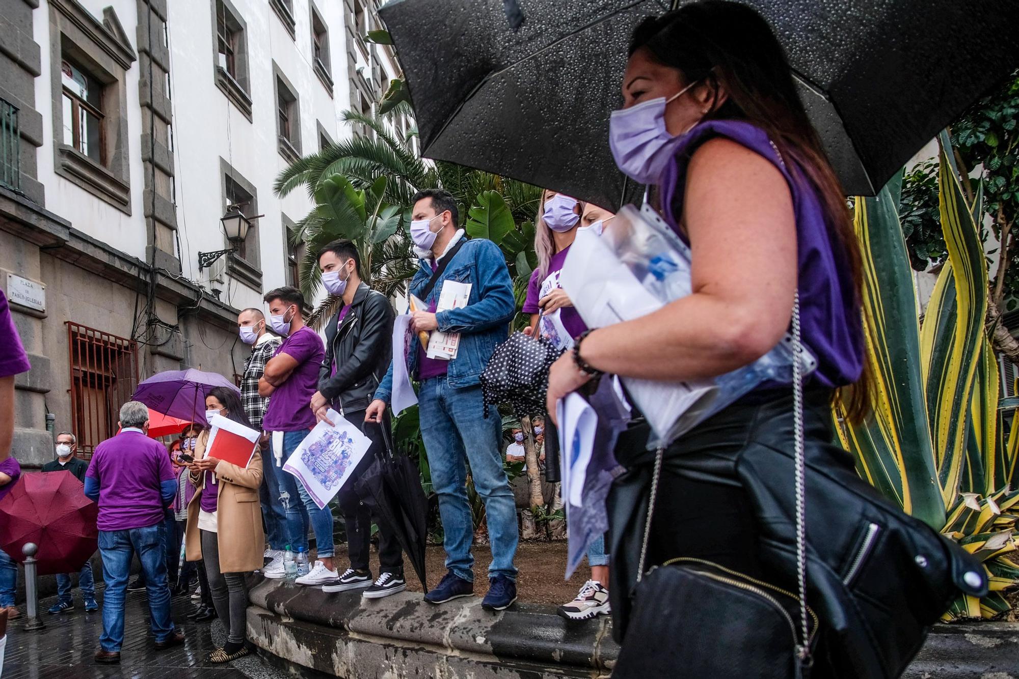 Una cadena humana viste de violeta la Avenida Marítima en el 8M