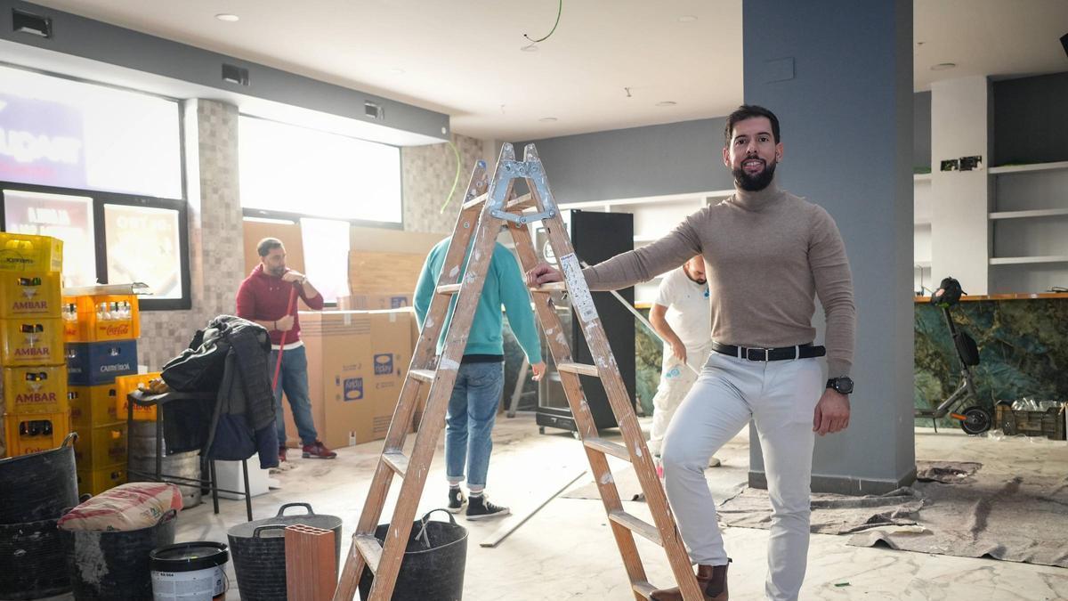 Rubén Lobato, empresario hostelero de Badajoz en su próximo local de copas "Traqueteo".
