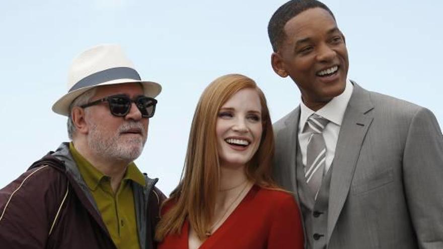 Almodóvar y los actores Jessica Chastain y Will Smith, miembros del jurado de Cannes.