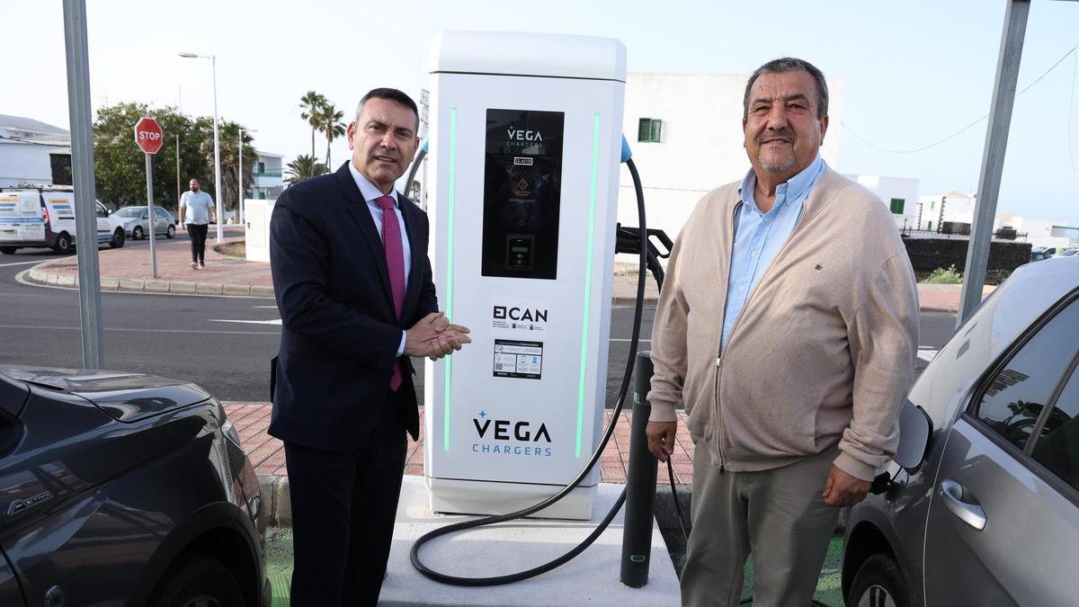 Oswaldo Betancort (i) y Miguel Ángel Jiménez junto a un punto de recarga de coches eléctricos en Tías.