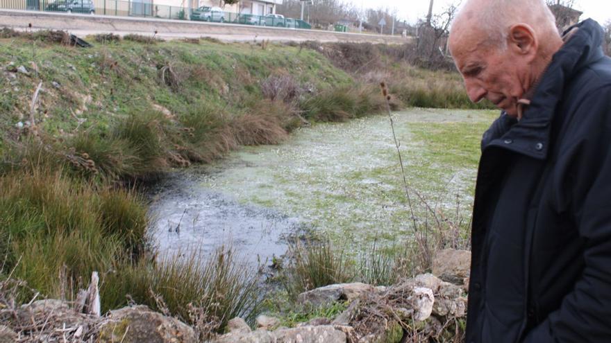 El alcalde de Mombuey, Francisco Antón, junto a la charca contaminada con aceite quemado. | A. Saavedra