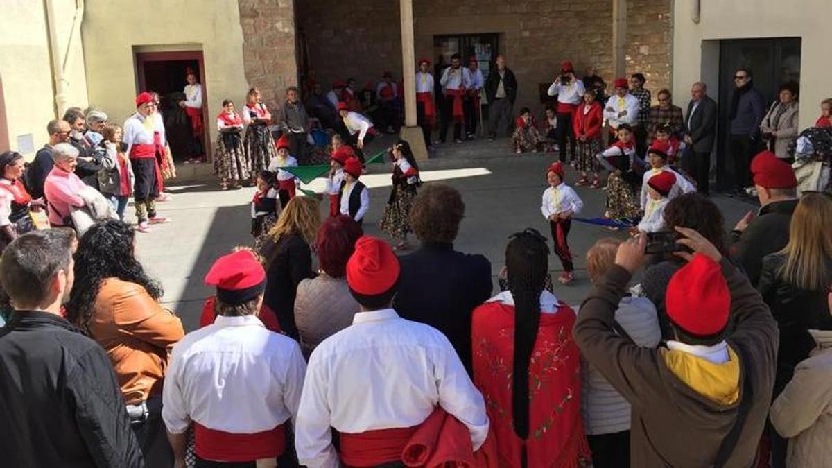 Actuació d eles Caramelles a Fonollosa en una de les edicions de la festa