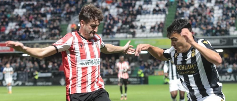 Javi Antón controla el esférico ante la presión de un jugador de la UD Logroñés.