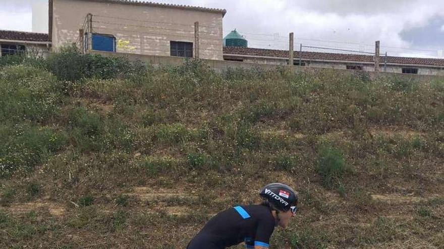 Cristóbal Dios, ayer, en pleno esfuerzo durante el tramo en bicicleta de la Half Triathlon Pamplona-Iruña.