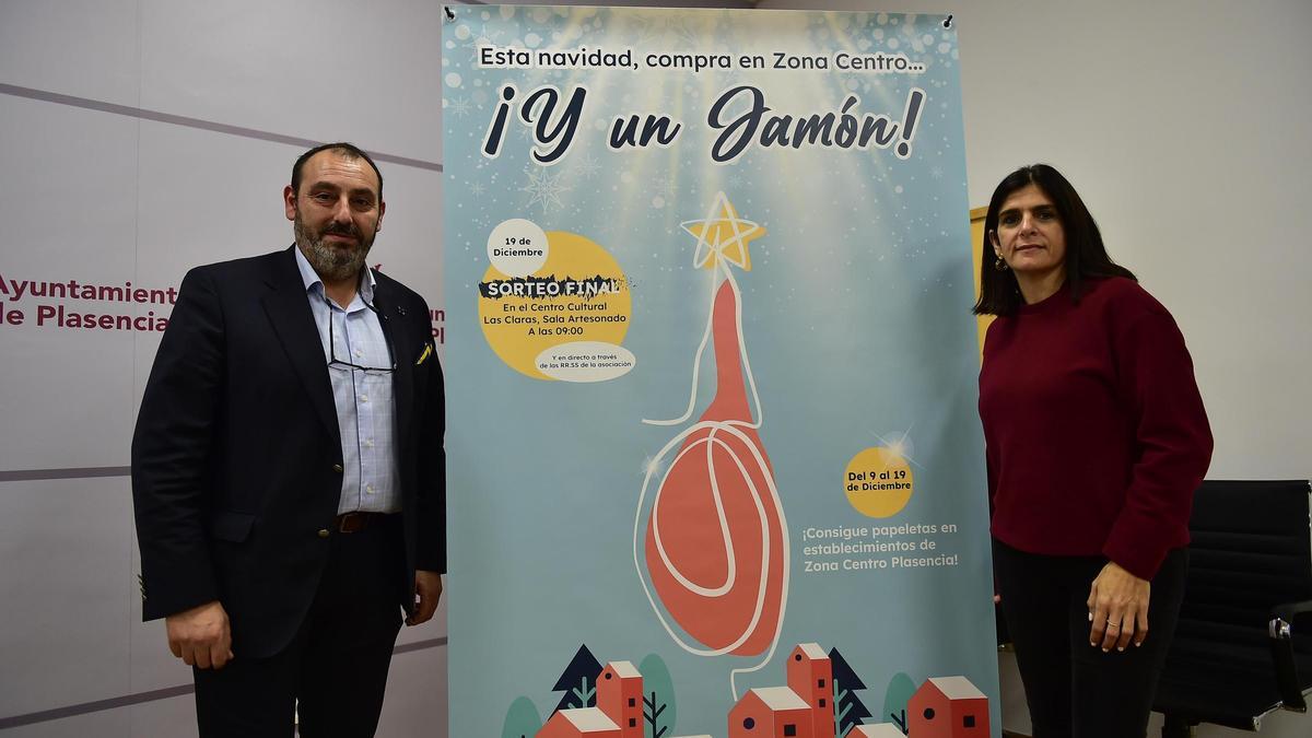 El comercio del centro de Plasencia ofrece jamones a cambio de compras esta Navidad.