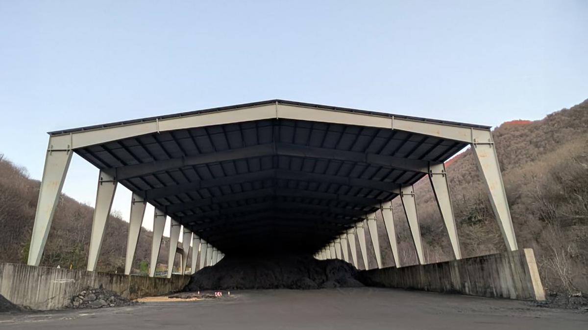 Nave de almacenaje de carbón en las proximidades de la mina.