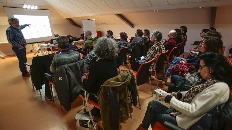 El zoólogo Miguel López, ayer, durante su charla en el Cambón. // A. I.