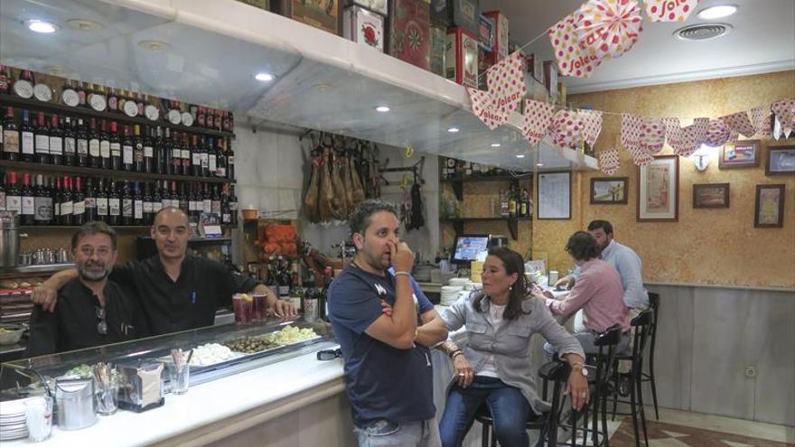 Los farolillos, la música y la gastronomía característica de feria toman la zona centro