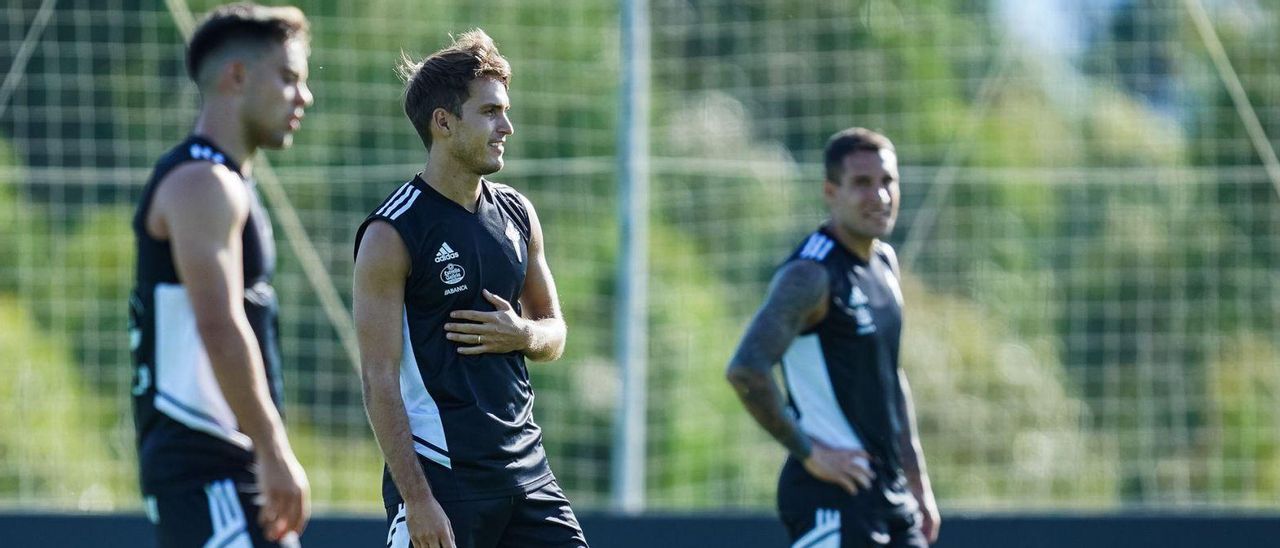 Fran Beltrán, Denis Suárez y Hugo Mallo, durante el entrenamiento matinal celebrado el jueves por el Celta en la ciudad deportiva. // RCCV