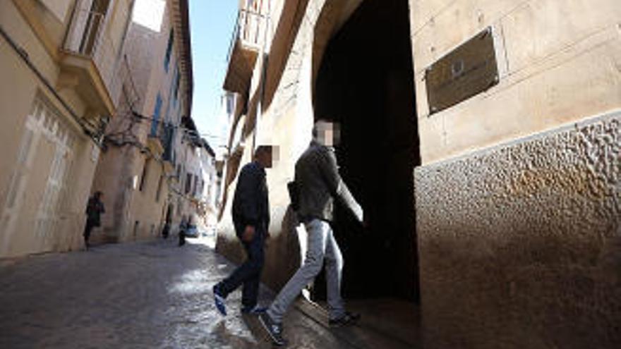 Zwei Beamte in Zivil betreten das Tourismus-Ministerium in Palma de Mallorca