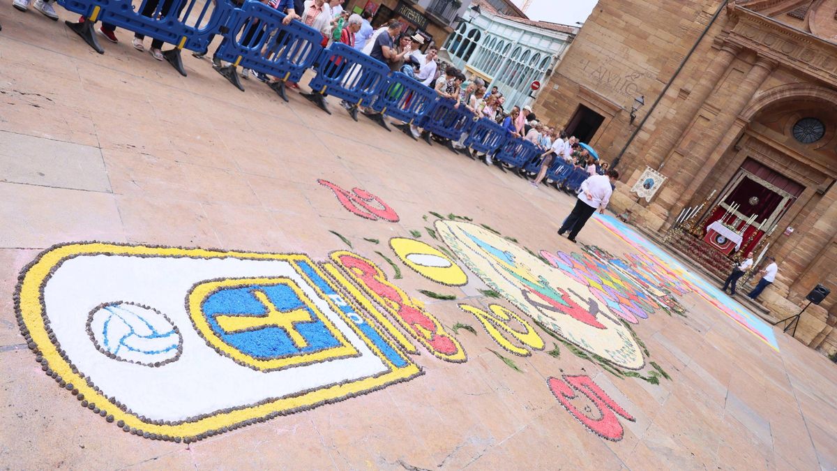 El Corpus de Oviedo se tiñe de azul: el escudo del equipo presidió la impresionante alfombra floral de la plaza del Ayuntamiento