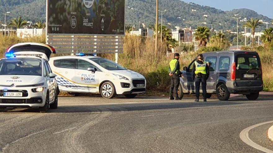 La Policía lleva a cabo un control en Sant Antoni durante la crisis del coronavirus, imagen de archivo.