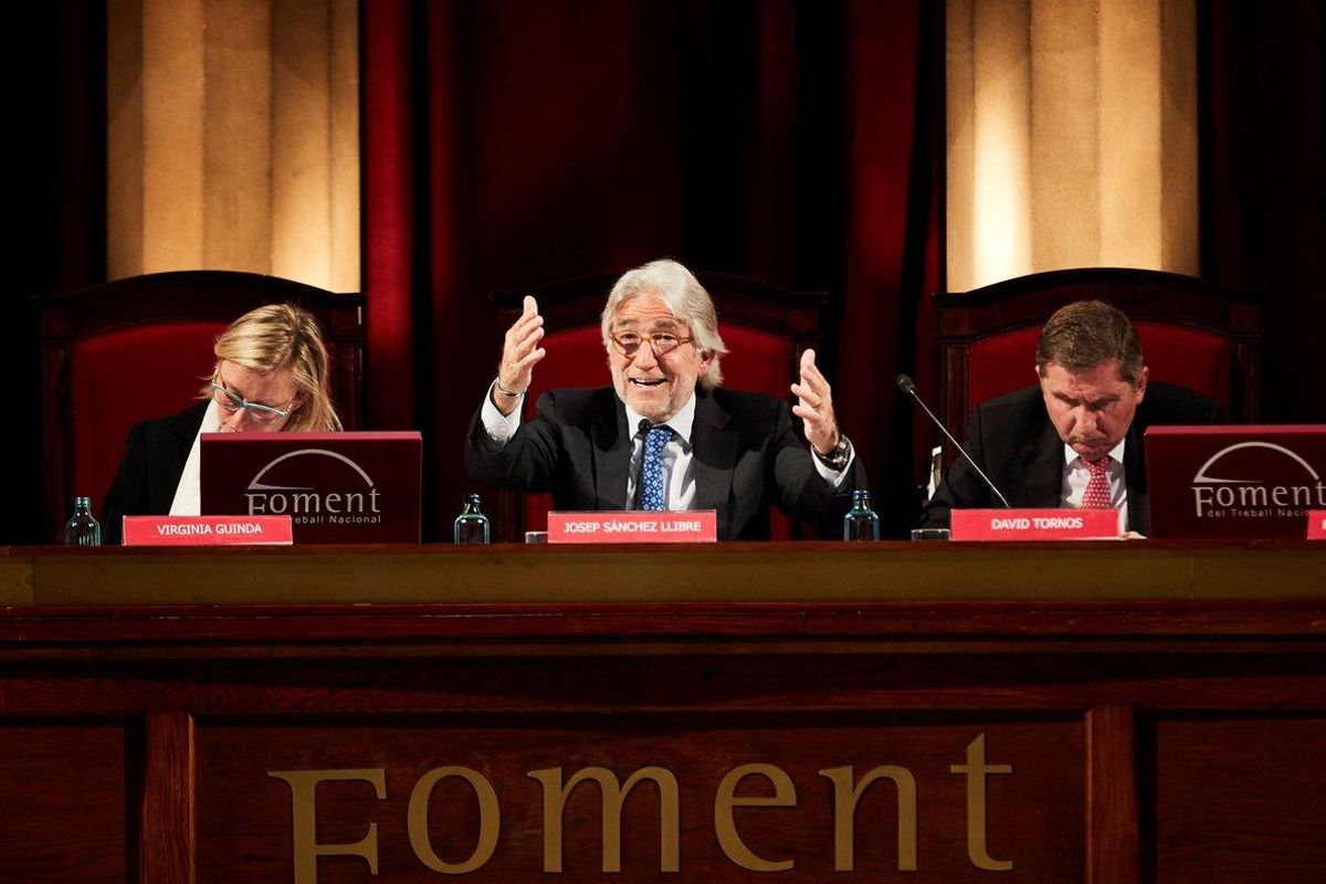 GRAFCAT6663. BARCELONA, 01/04/2019.- El presidente de Foment del Treball, Josep Sánchez Llibre (c), junto a la vicepresidenta, Virginia Guinda (i), y el secretario, David Tornos (d), durante la presentación de las propuestas de carácter económico, fiscal y empresarial que la patronal catalana hará llegar a los principales partidos que concurren en las elecciones generales del 28 de abril. EFE/Alejandro García