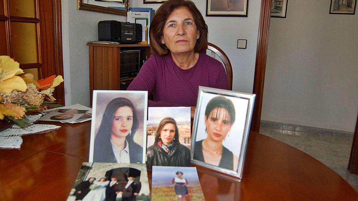 La madre de Susana Acebes con los retratos de la joven meses después del asesinato.