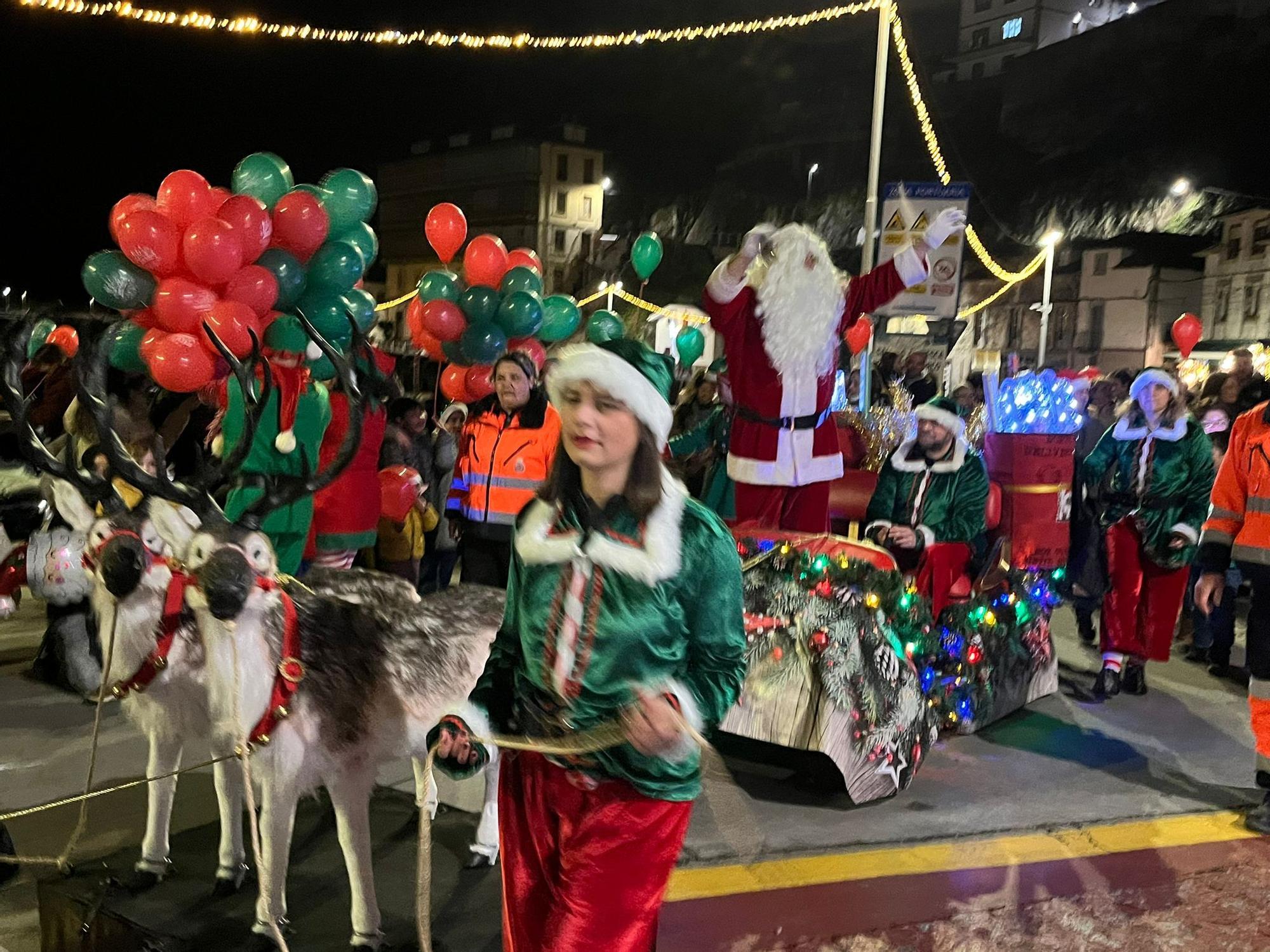 En imágenes: El espectacular desfile de Papá Noel por las calles de Luarca