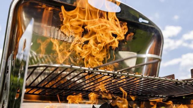 Heiß und sehr gefährlich: Kinder haben beim Grillen in der Nähe des Feuers nichts zu suchen.   | FOTO: MONIQUE WÜSTENHAGEN/DPA