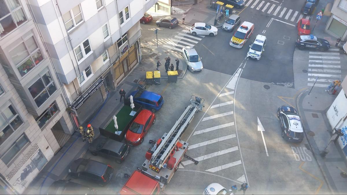 Los bomberos trabajan en un incendio en un piso de la calle Francisco Vales Villamarín.