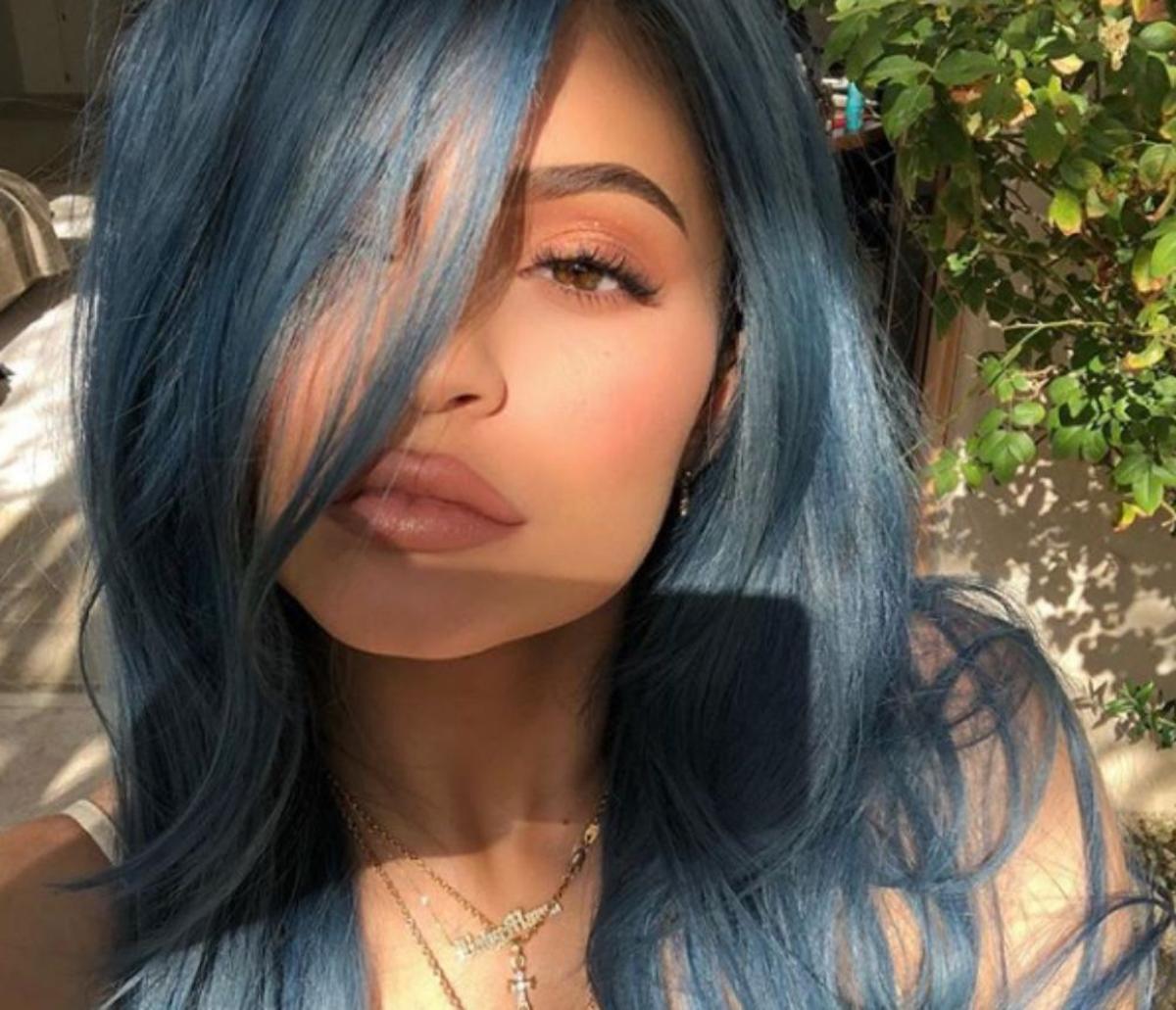 Kylie Jenner con peluca azul