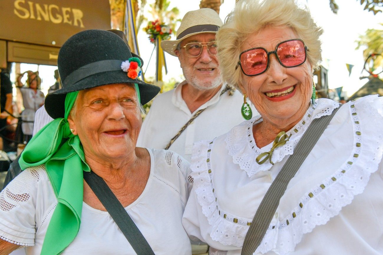 Una romería con bikini en Las Palmas de Gran Canaria