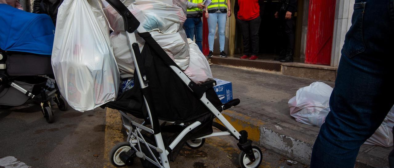 Nuevas caras en las "colas del hambre"