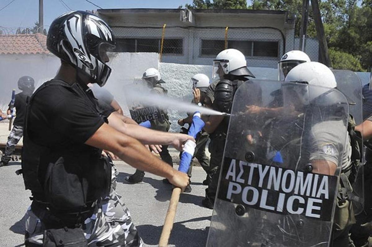 Partidaris del partit d’ultra dreta Alba daurada s’enfronten contra forces de seguretat a la ciutat de Corint de la regió del Peloponès (Grècia). S’oposen a la creació d’un centre d’internament d’estrangers a la ciutat.