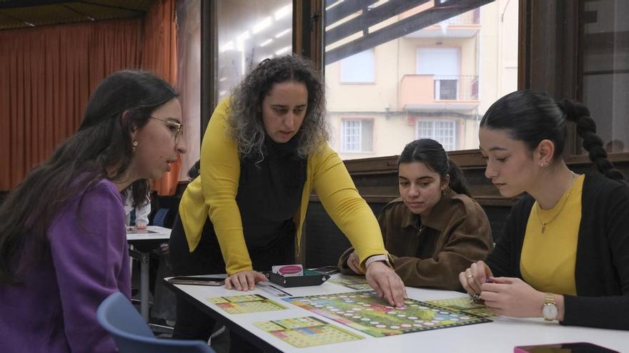 A Facultade de Educación e Traballo Social organiza un obradoiro de xogos de mesa en galego feitos pola empresa Brazolinda