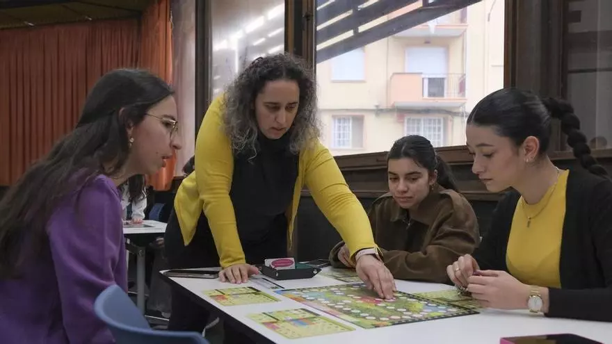 A Facultade de Educación e Traballo Social organiza un obradoiro de xogos de mesa en galego feitos pola empresa Brazolinda