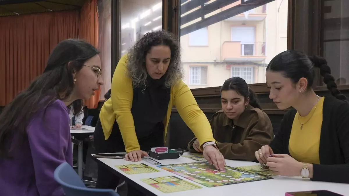 Os xogos de mesa en galego de Brazolinda conquistan a estudantes de Educación en Ourense