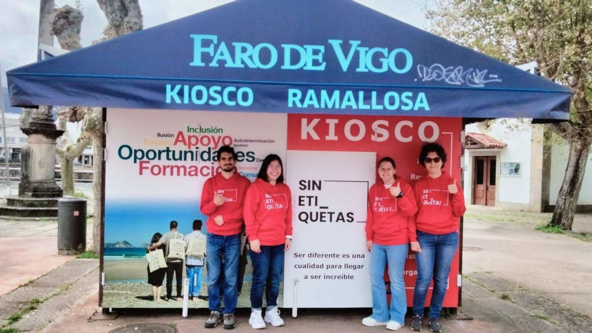 Cuatro de los nuevos quiosqueros de A Ramallosa, ante el negocio que reabrirán el lunes.