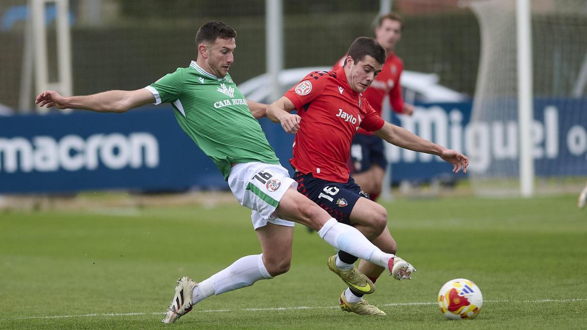 Markel Lozano arrebata un balón a un jugador del CA Osasuna "B".