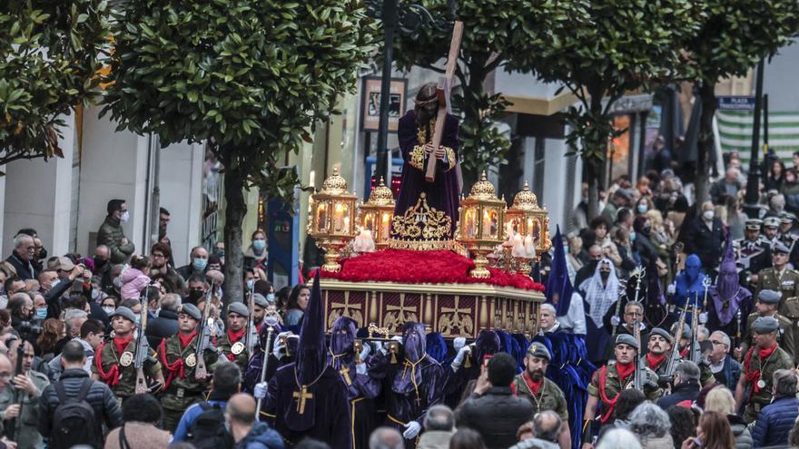 EN IMÁGENES: Así fue la procesión del Nazareno por las calles de Oviedo