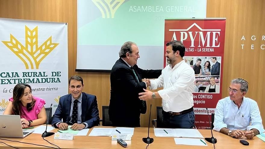 Urbano Caballo, presidente de Caja Rural de Extremadura da la mano a Javier Dorado, presidente de la Asociación de la Pequeña y Mediana Empresa de Vegas Altas-La Serena.