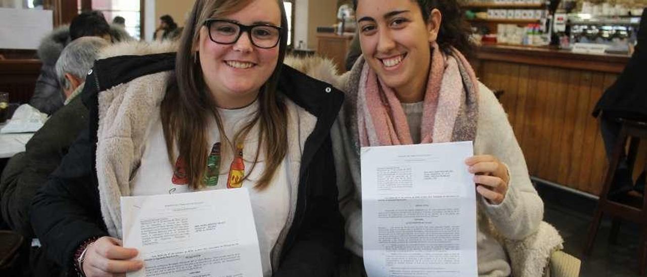 Nuria Méndez y Lara Sabucedo, con las reclamaciones denegadas, en Tapia de Casariego.