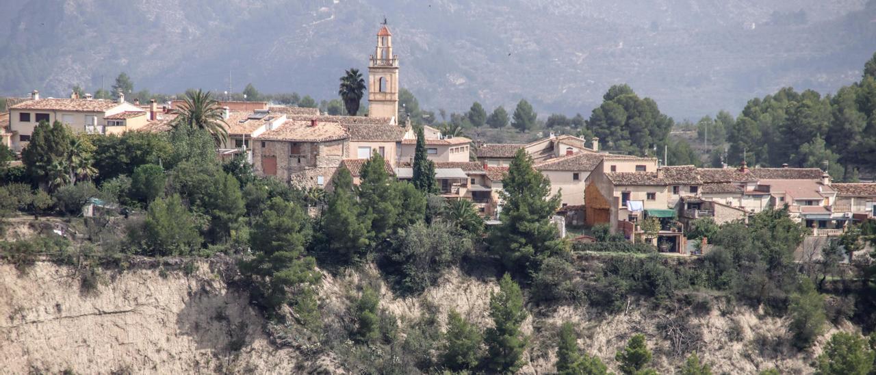 Panorámica de Benillup, en la comarca de El Comtat, una de las localidades de la provincia a donde no llega la banda ancha de internet ni la fibra óptica.