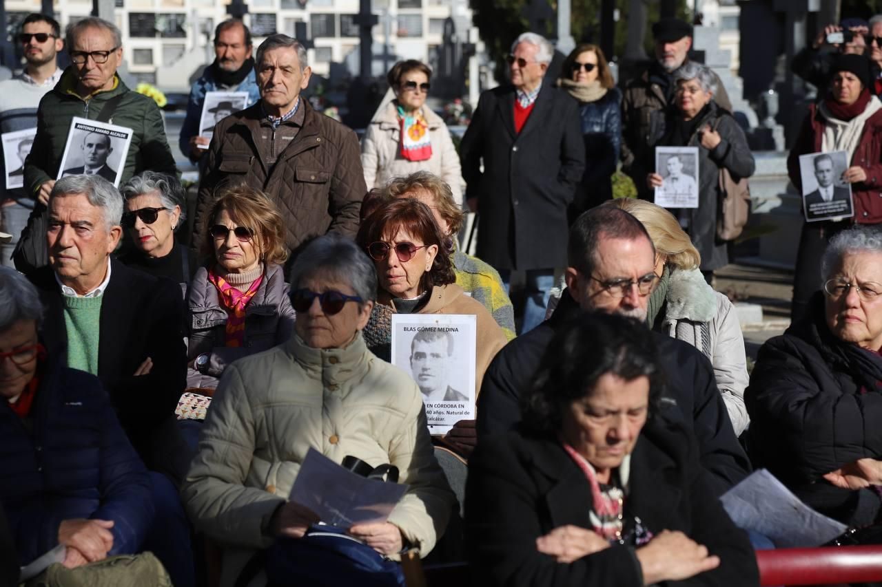 Acto en memoria de las víctimas del franquismo en el cementerio de la Salud