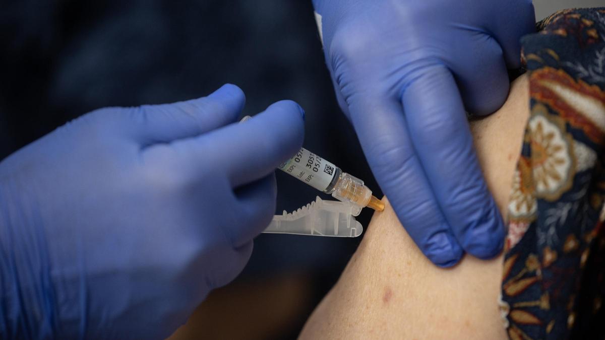 Archivo - Una mujer se vacuna durante el inicio de la campaña de vacunación de la gripe